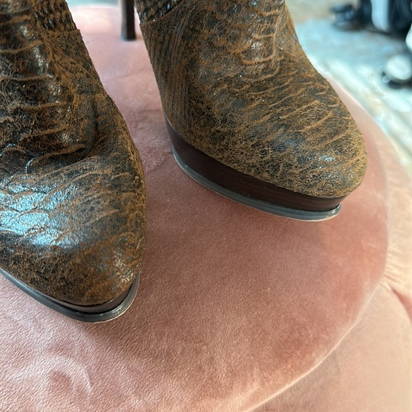 Micheal Kors snake skin boots. - Picture 6 of 7
